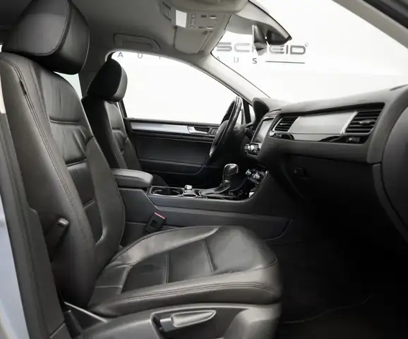 Volkswagen Touareg view 9