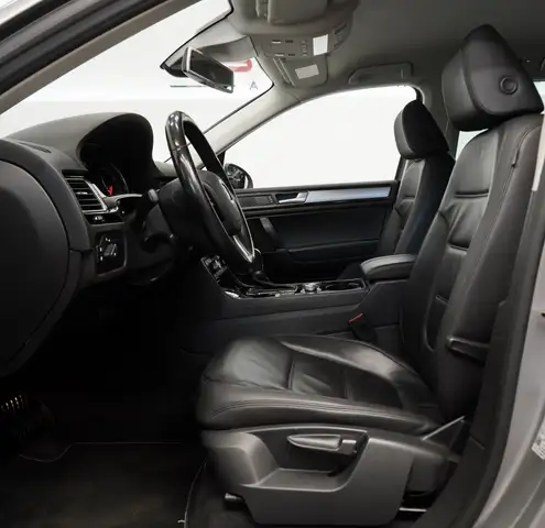 Volkswagen Touareg view 15