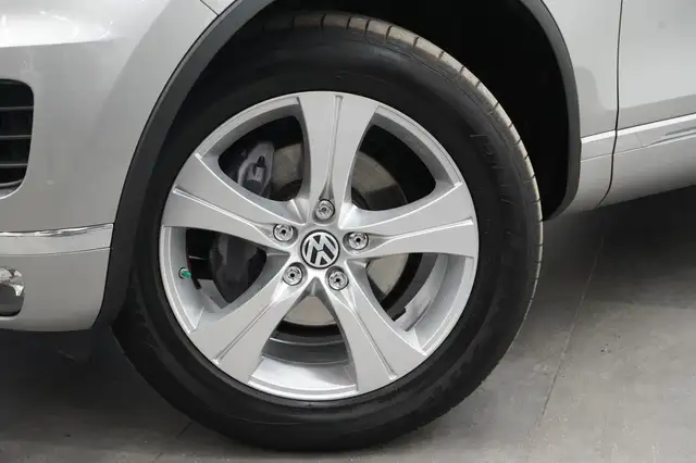 Volkswagen Touareg view 3