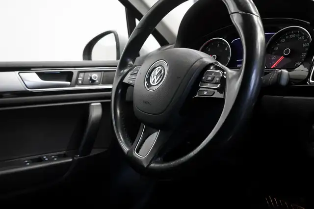 Volkswagen Touareg view 13