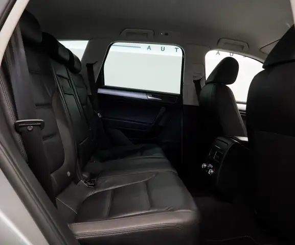 Volkswagen Touareg view 14