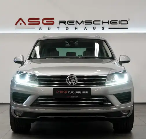 Volkswagen Touareg view 4