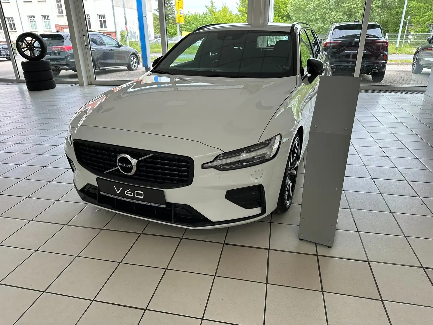 Volvo V60 B4 R Design 7-Gang Autom. RSI Weiß - 1