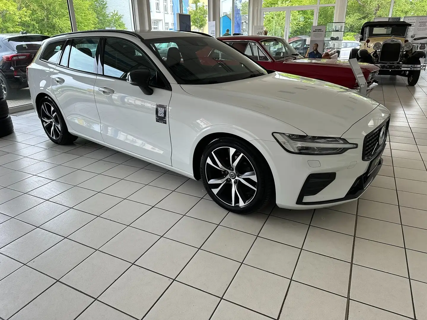 Volvo V60 B4 R Design 7-Gang Autom. RSI Weiß - 2