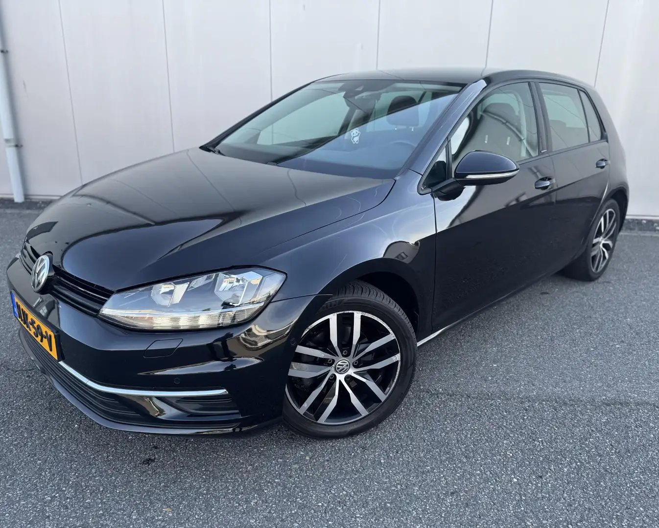 Volkswagen Golf 1.5 TSI Highline / NAVI / LM VELGEN / CARPLAY / DS Zwart - 2