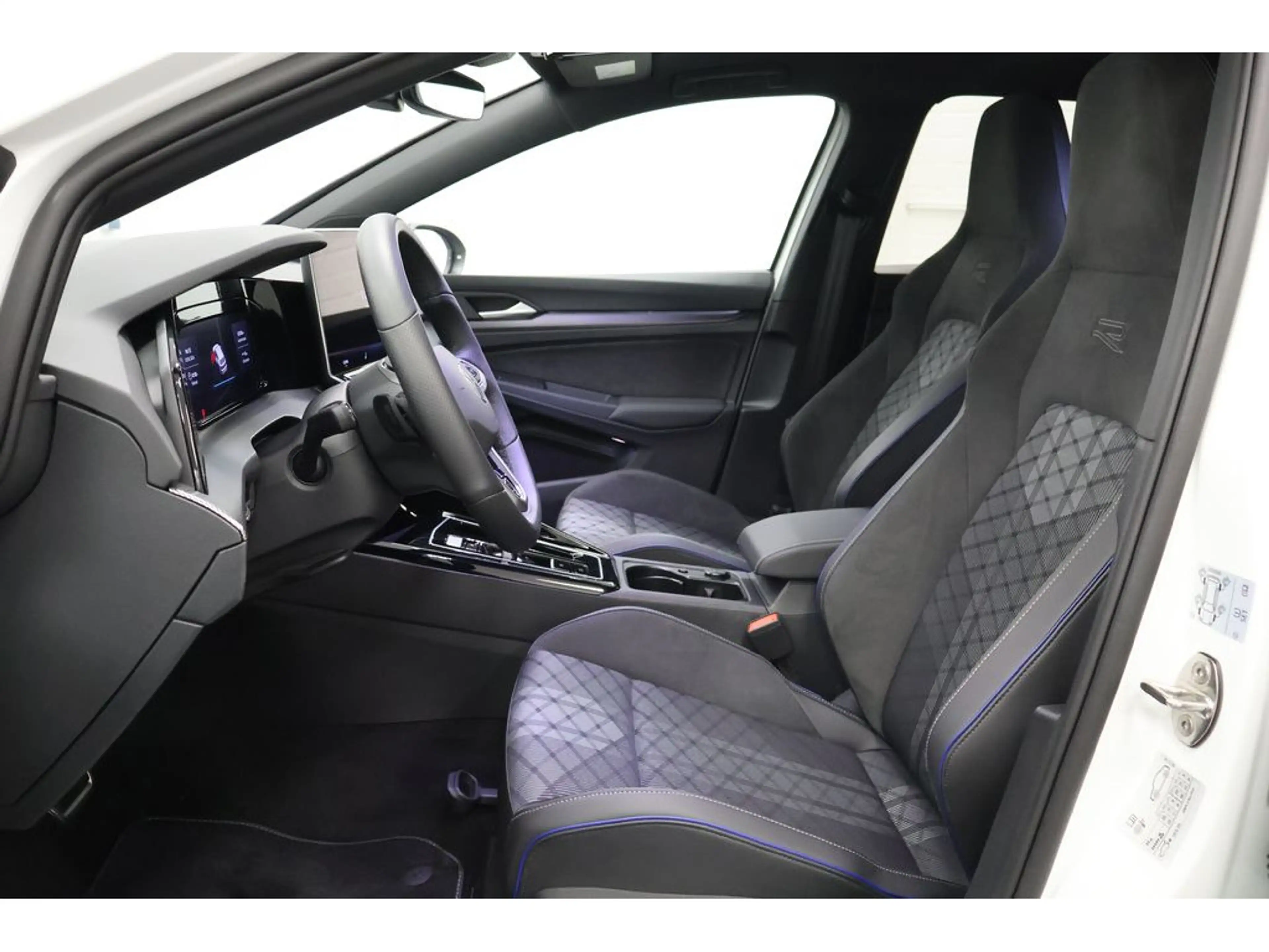 Volkswagen Golf VIII 1.5 eTSI R-Line "Black Style" DSG,N — photo 25