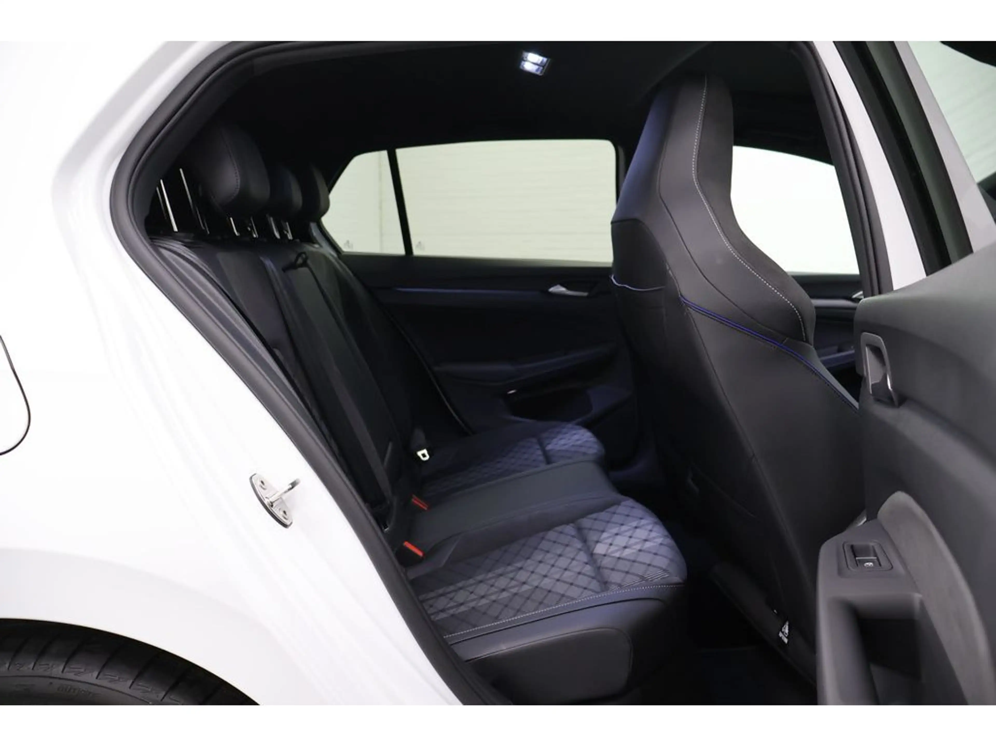 Volkswagen Golf VIII 1.5 eTSI R-Line "Black Style" DSG,N — photo 23
