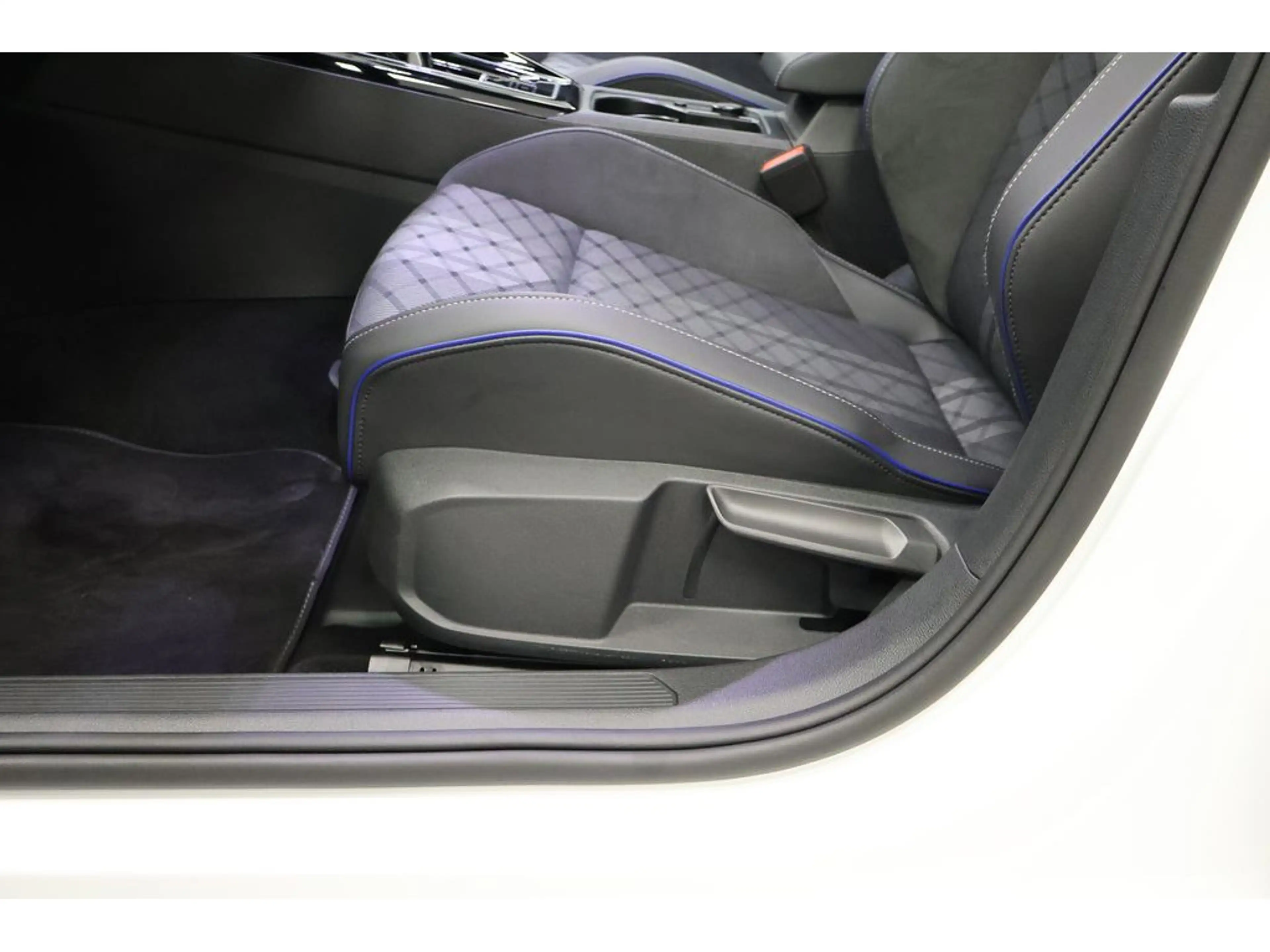 Volkswagen Golf VIII 1.5 eTSI R-Line "Black Style" DSG,N — photo 21