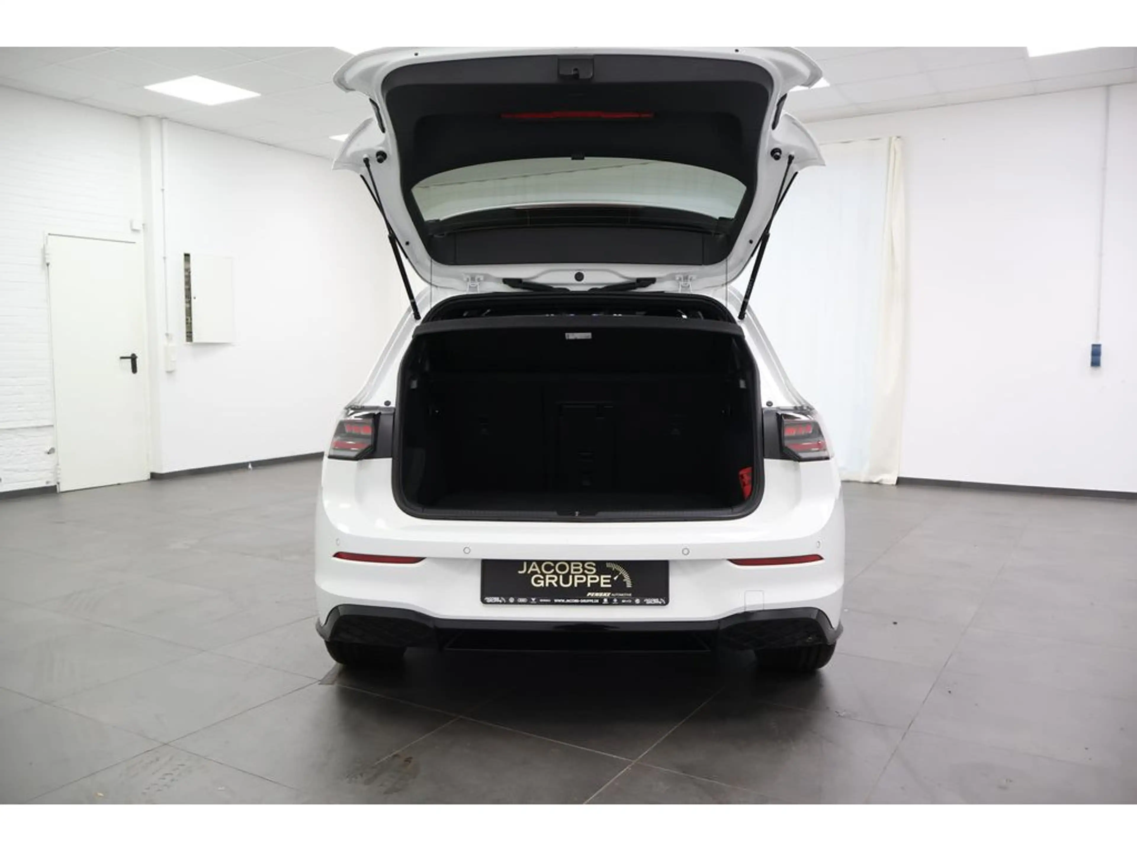 Volkswagen Golf VIII 1.5 eTSI R-Line "Black Style" DSG,N — photo 22