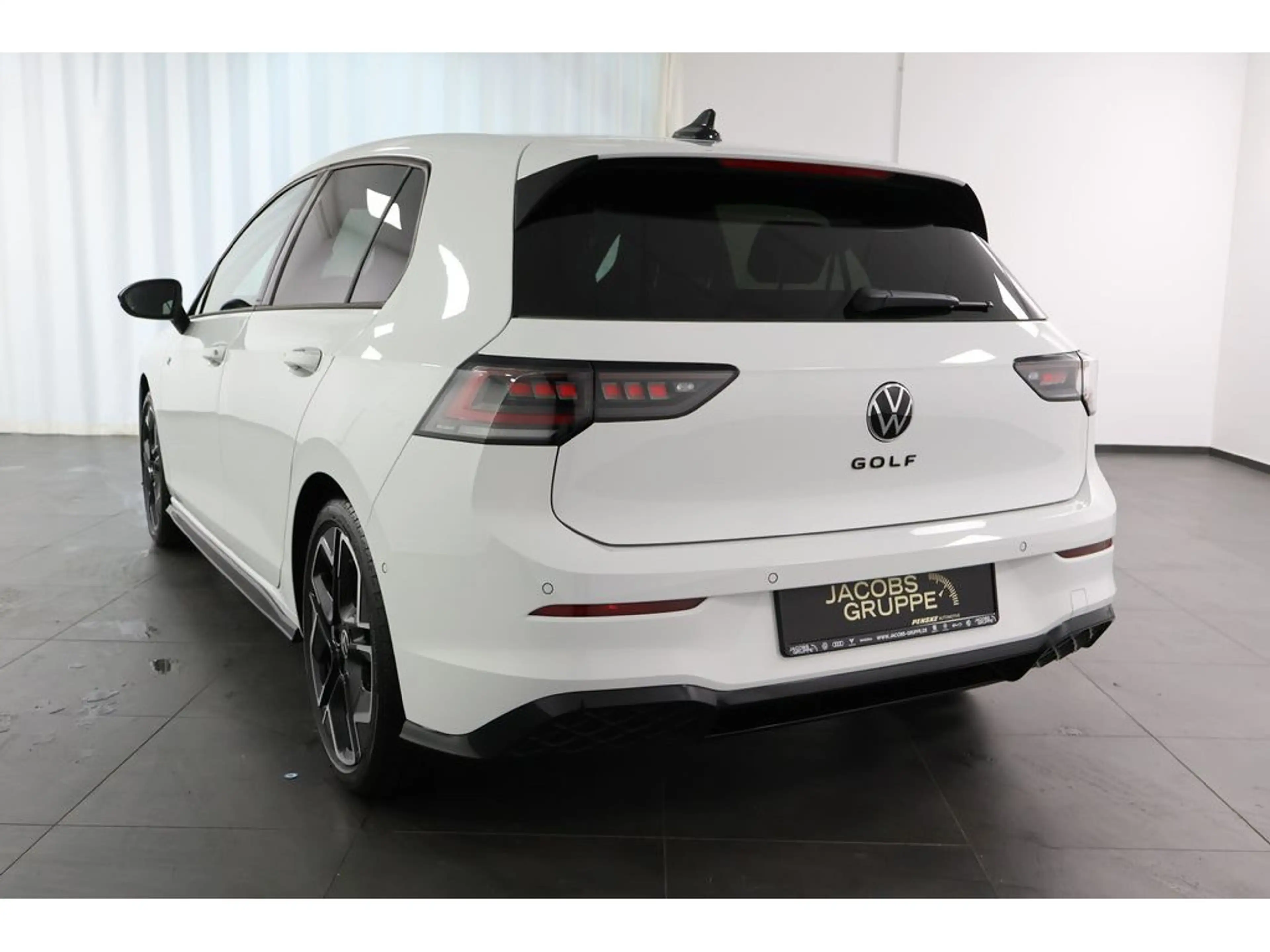 Volkswagen Golf VIII 1.5 eTSI R-Line "Black Style" DSG,N — photo 6