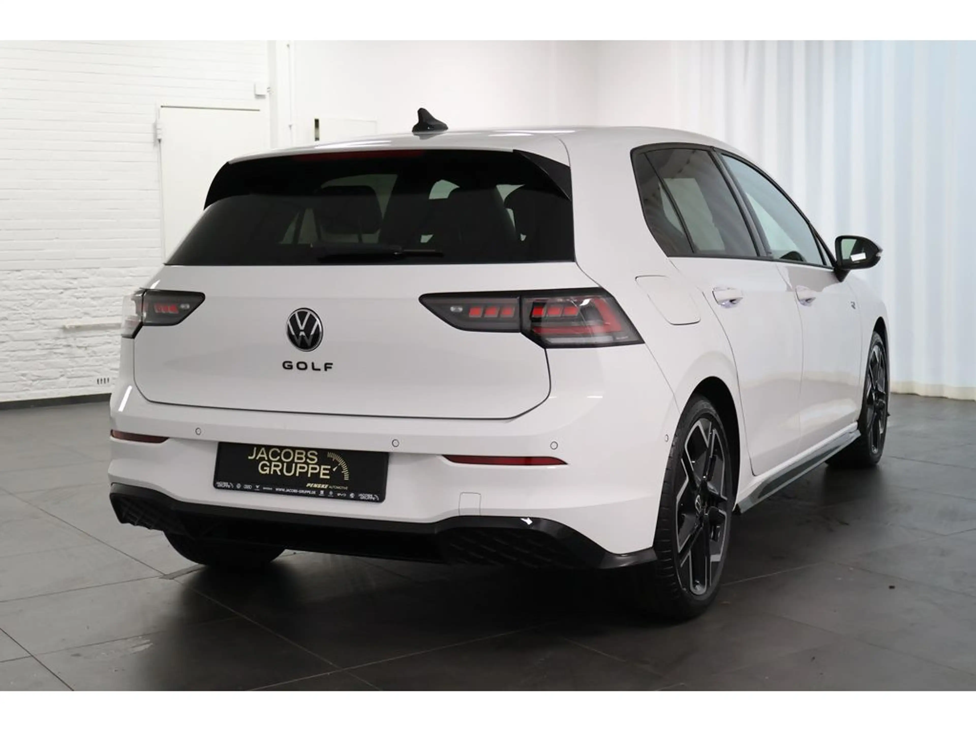 Volkswagen Golf VIII 1.5 eTSI R-Line "Black Style" DSG,N — photo 5