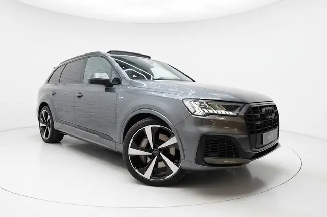 Audi Q7 view 3