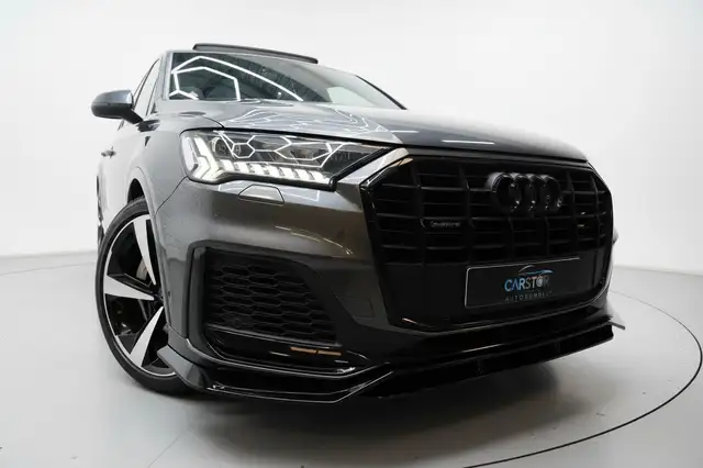 Audi Q7 view 9