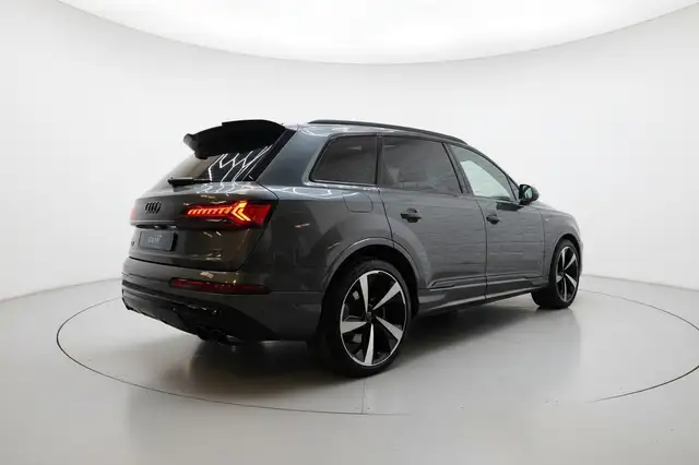 Audi Q7 view 8