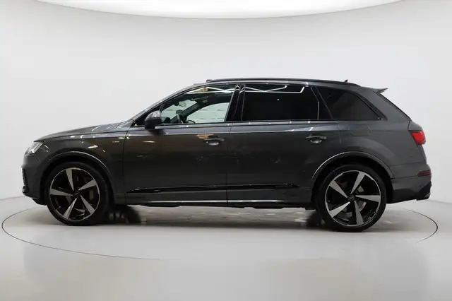 Audi Q7 view 5