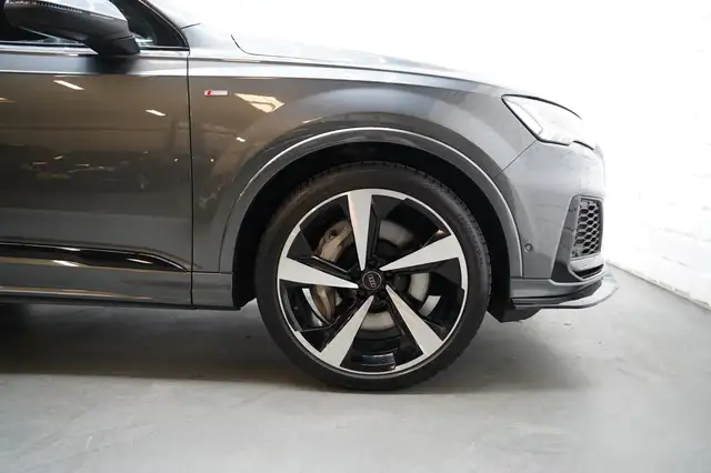Audi Q7 view 10
