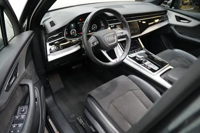 Audi Q7 view 12