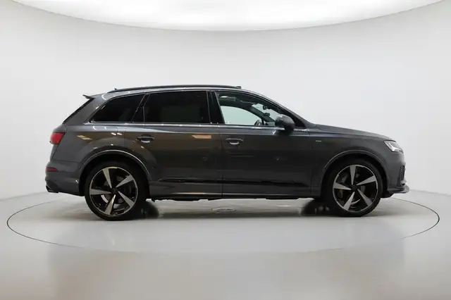 Audi Q7 view 4