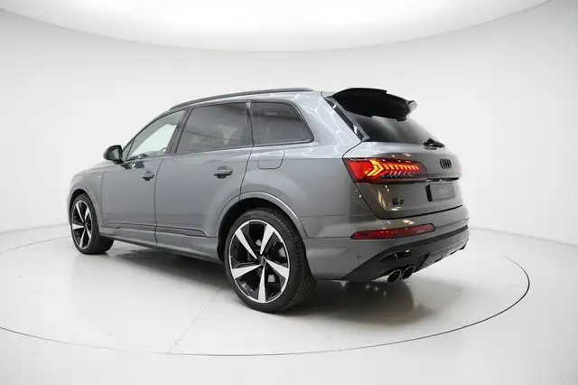 Audi Q7 view 6