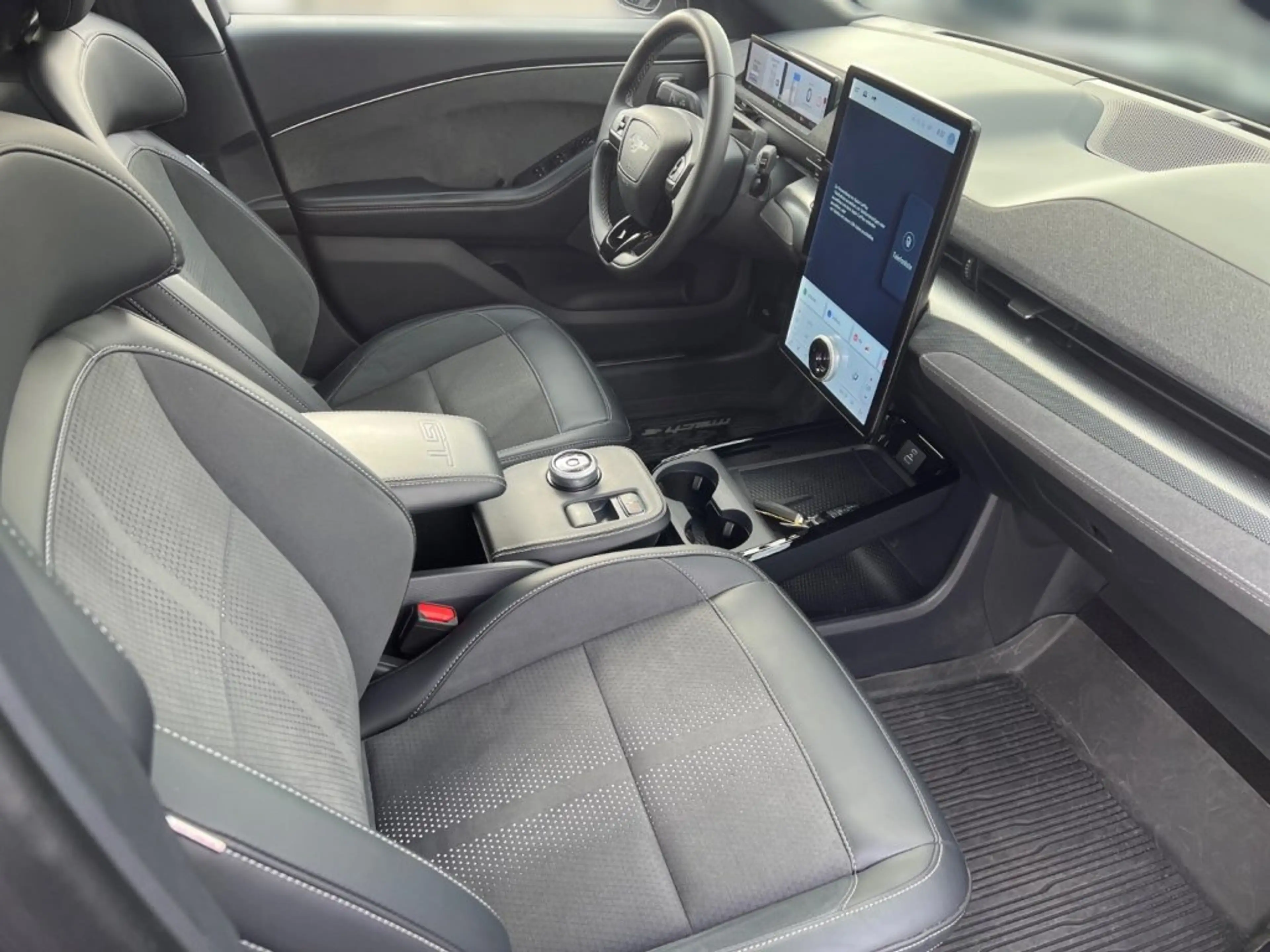 Ford Mustang Mach-E Elektro 99kWh Extended Range AWD GT — photo 12