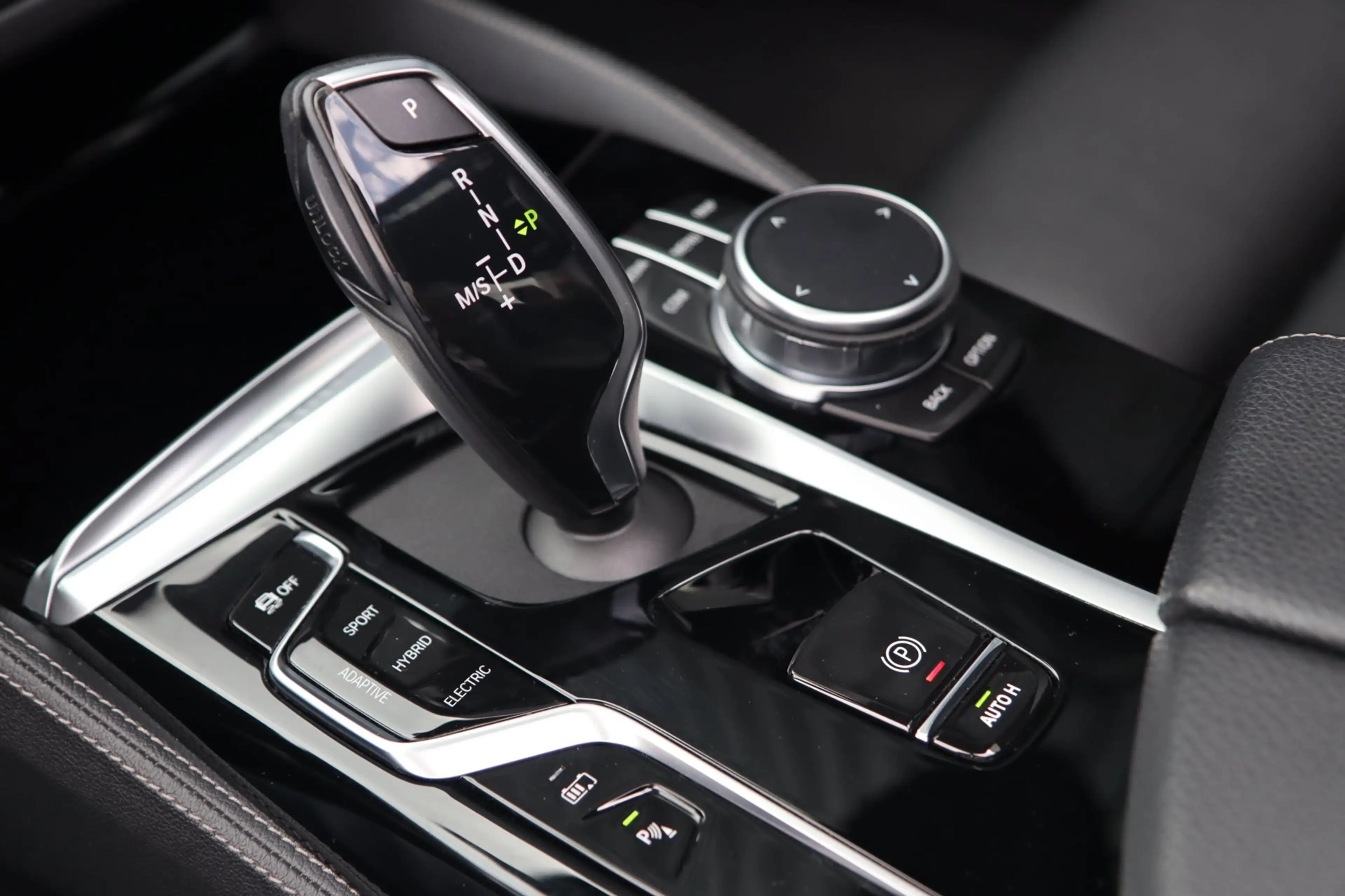 BMW 545 5-serie 545e xDrive M Sport / 50 Jahre / PANO / HK — photo 30