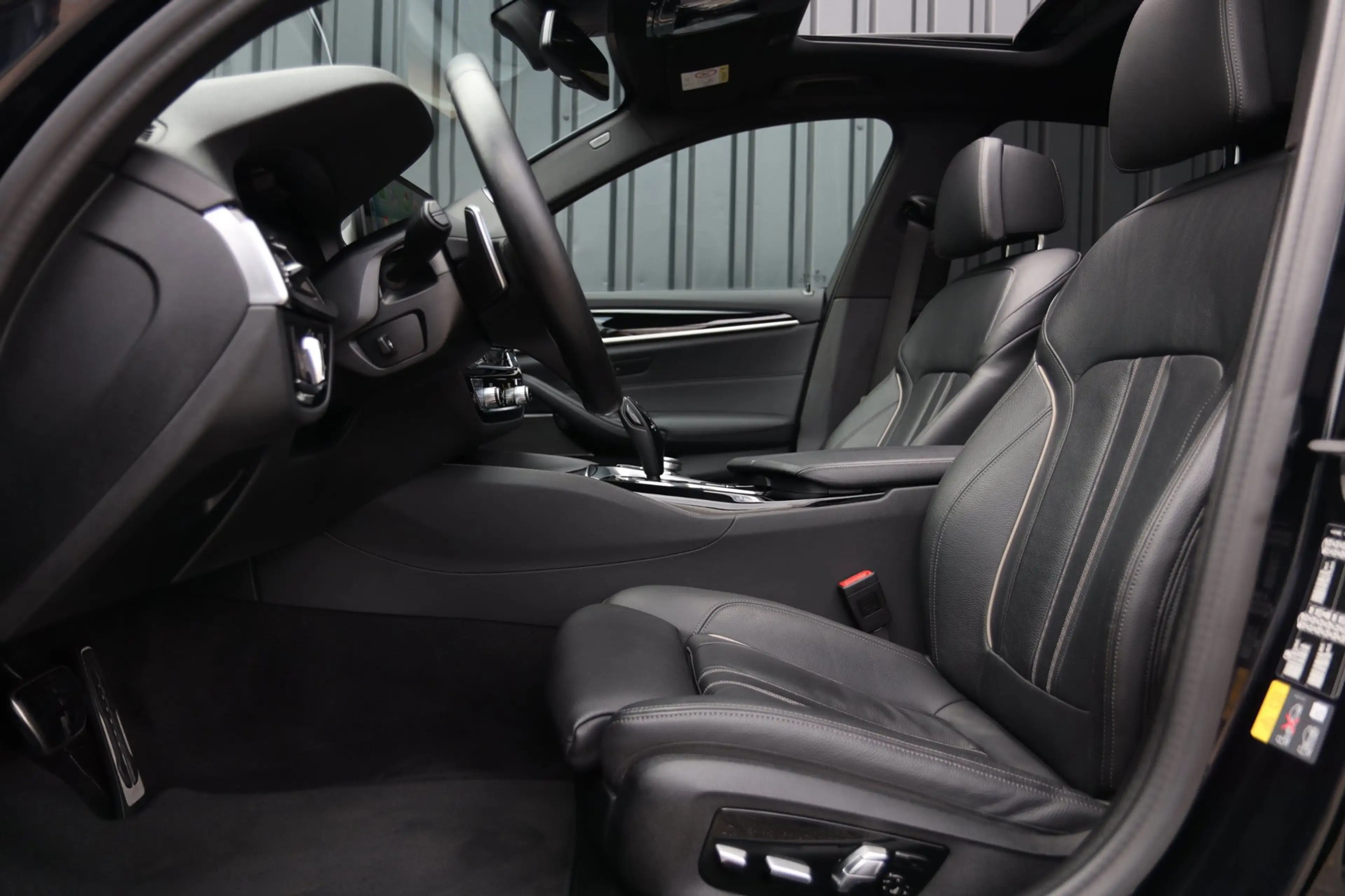BMW 545 5-serie 545e xDrive M Sport / 50 Jahre / PANO / HK — photo 23