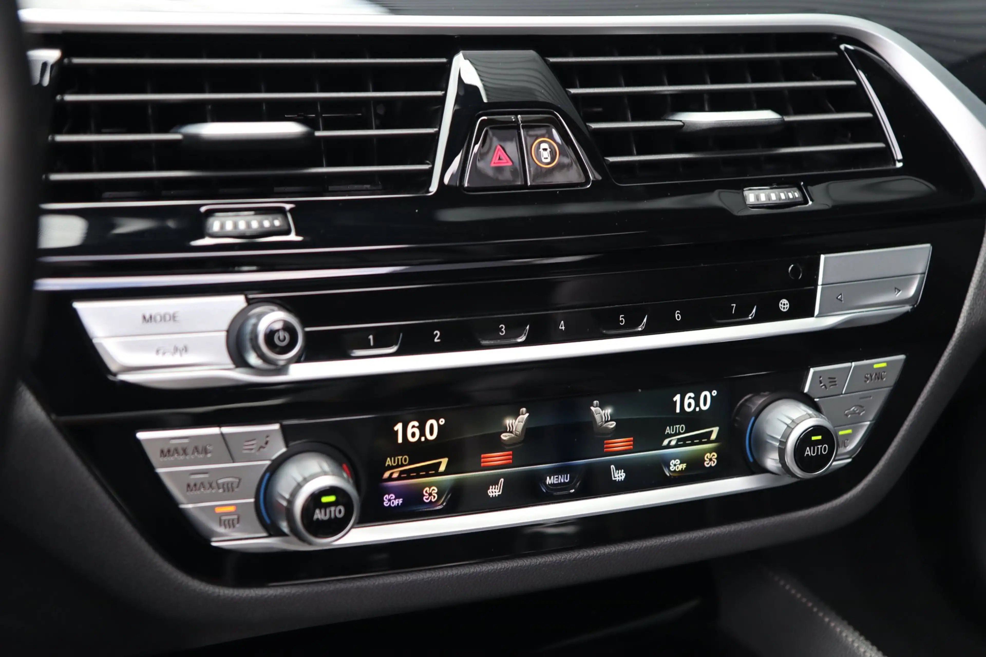 BMW 545 5-serie 545e xDrive M Sport / 50 Jahre / PANO / HK — photo 18