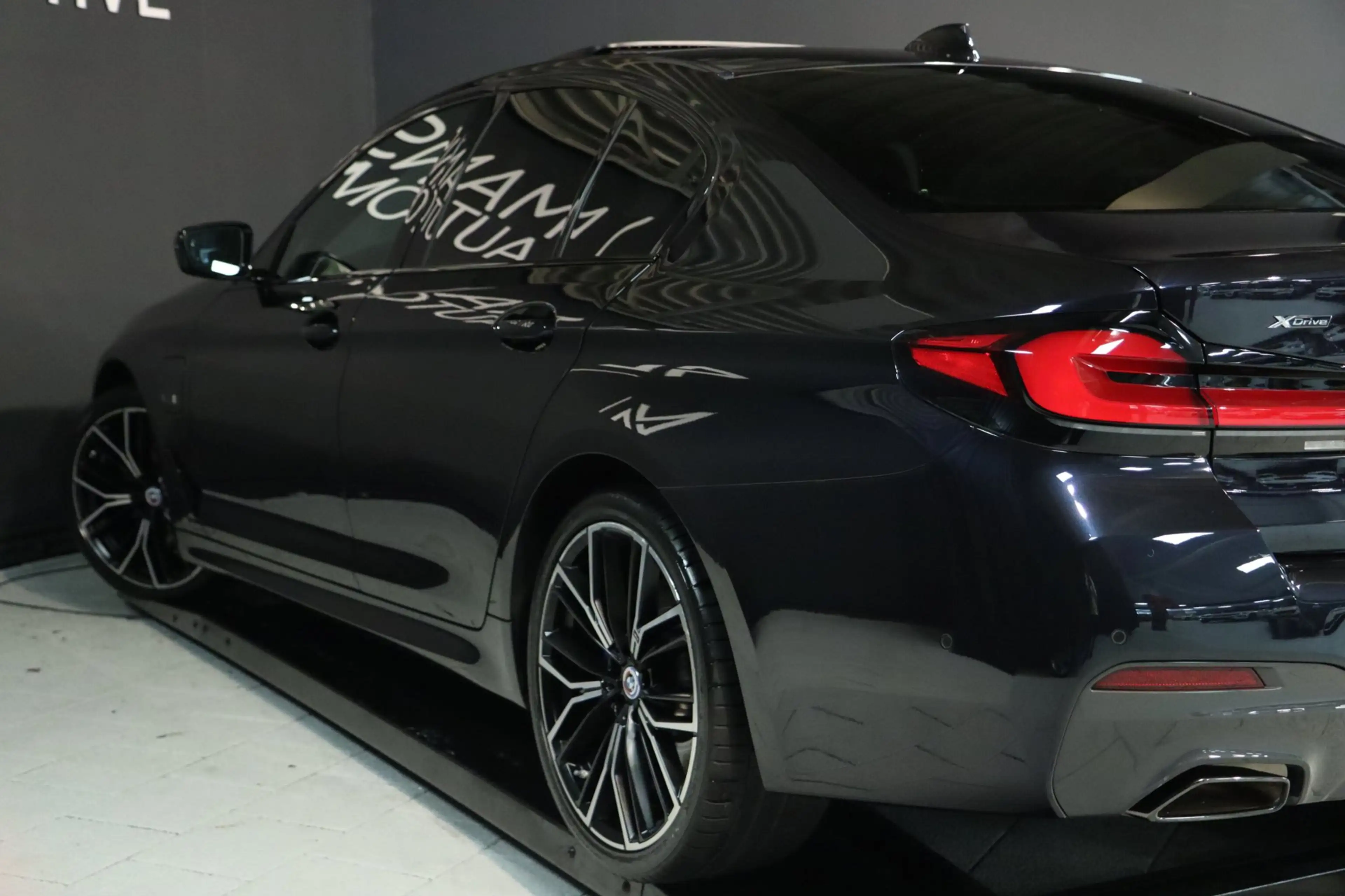 BMW 545 5-serie 545e xDrive M Sport / 50 Jahre / PANO / HK — photo 3