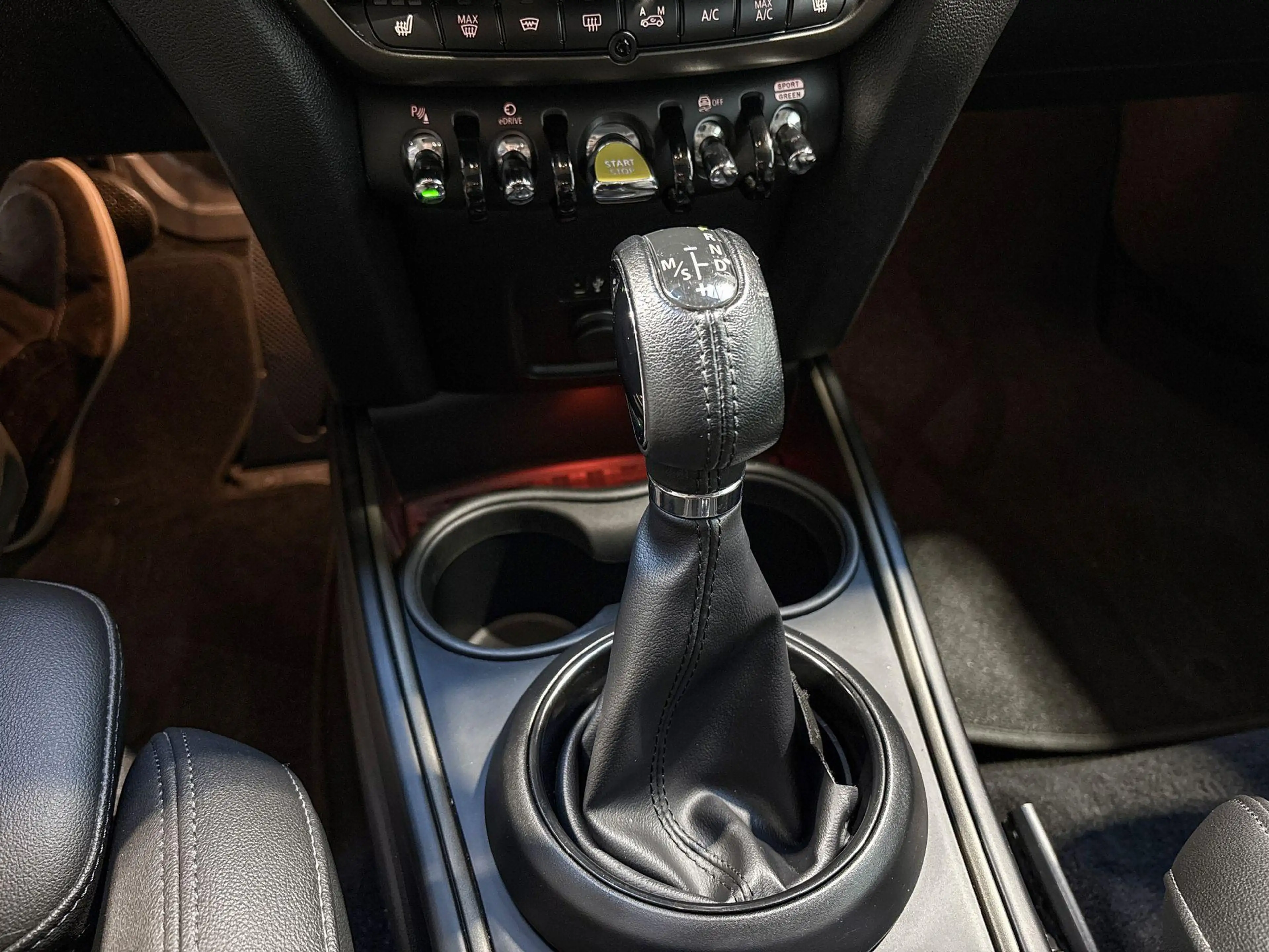 MINI Cooper SE Countryman ALL4 Essence — photo 15