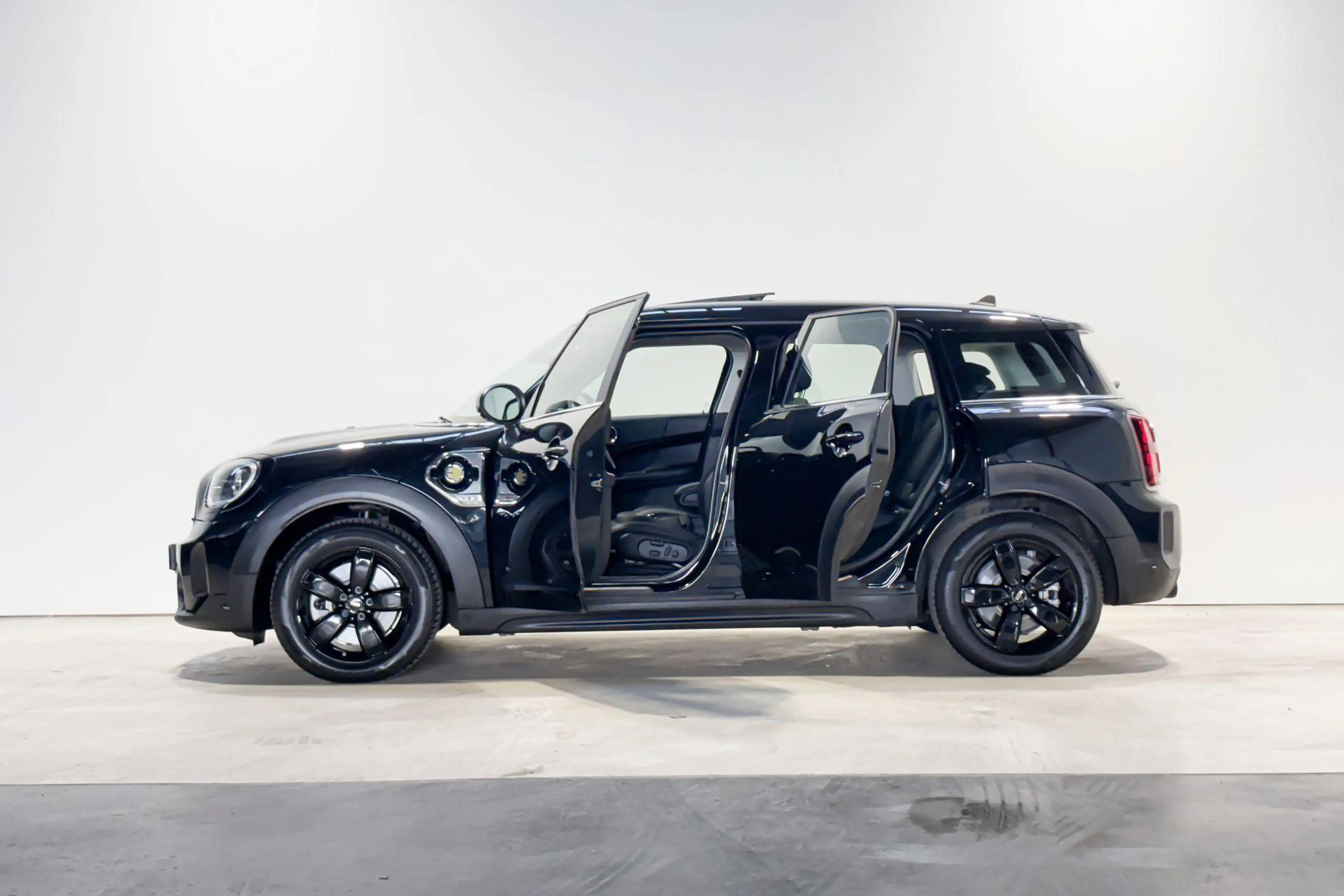 MINI Cooper SE Countryman ALL4 Essence — photo 3