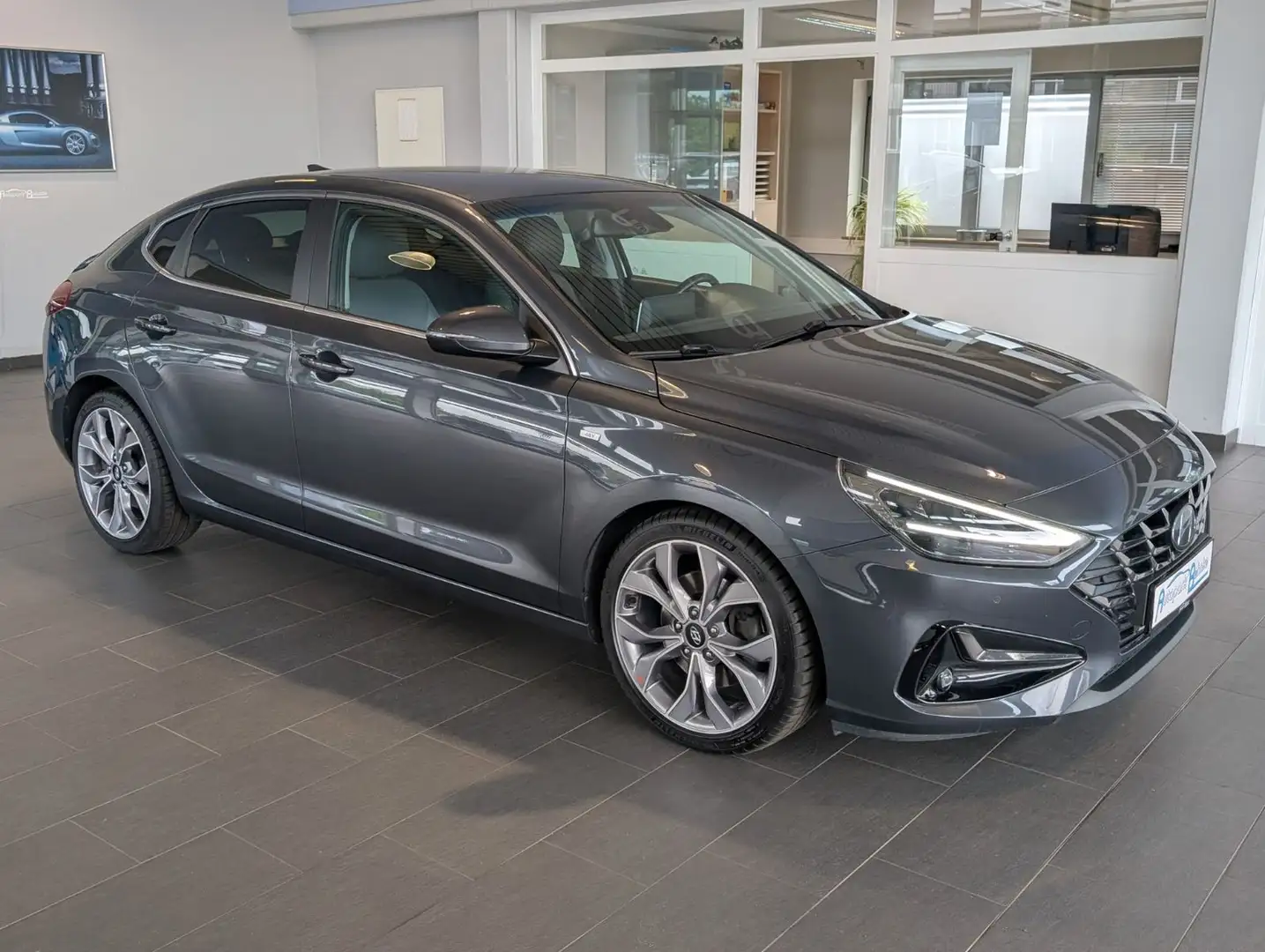 Hyundai i30 1.5 TGDi Fastback Prime Aut.*NAV*LED*KAM*ACC Grijs - 1