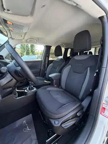 Jeep Renegade view 5