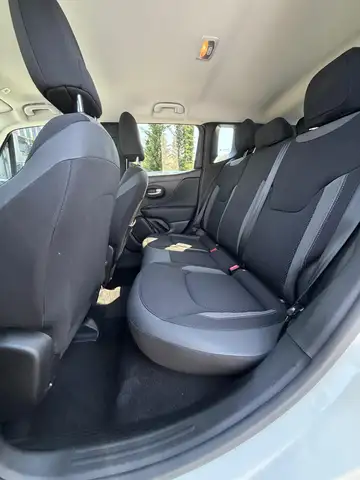 Jeep Renegade view 8