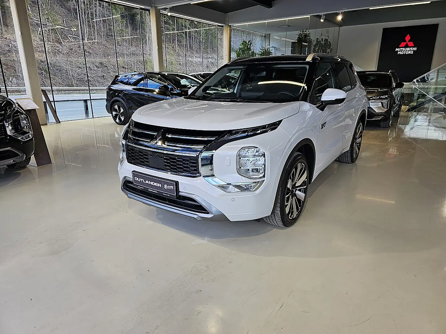 Mitsubishi Outlander 2,4 PHEV S-AWC Diamond Weiß - 1