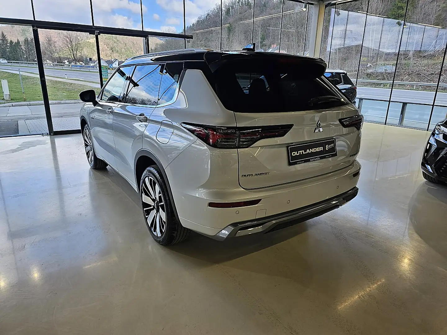 Mitsubishi Outlander 2,4 PHEV S-AWC Diamond Weiß - 2