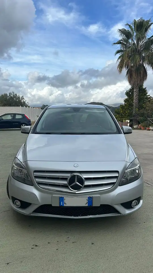 Mercedes-Benz B 180