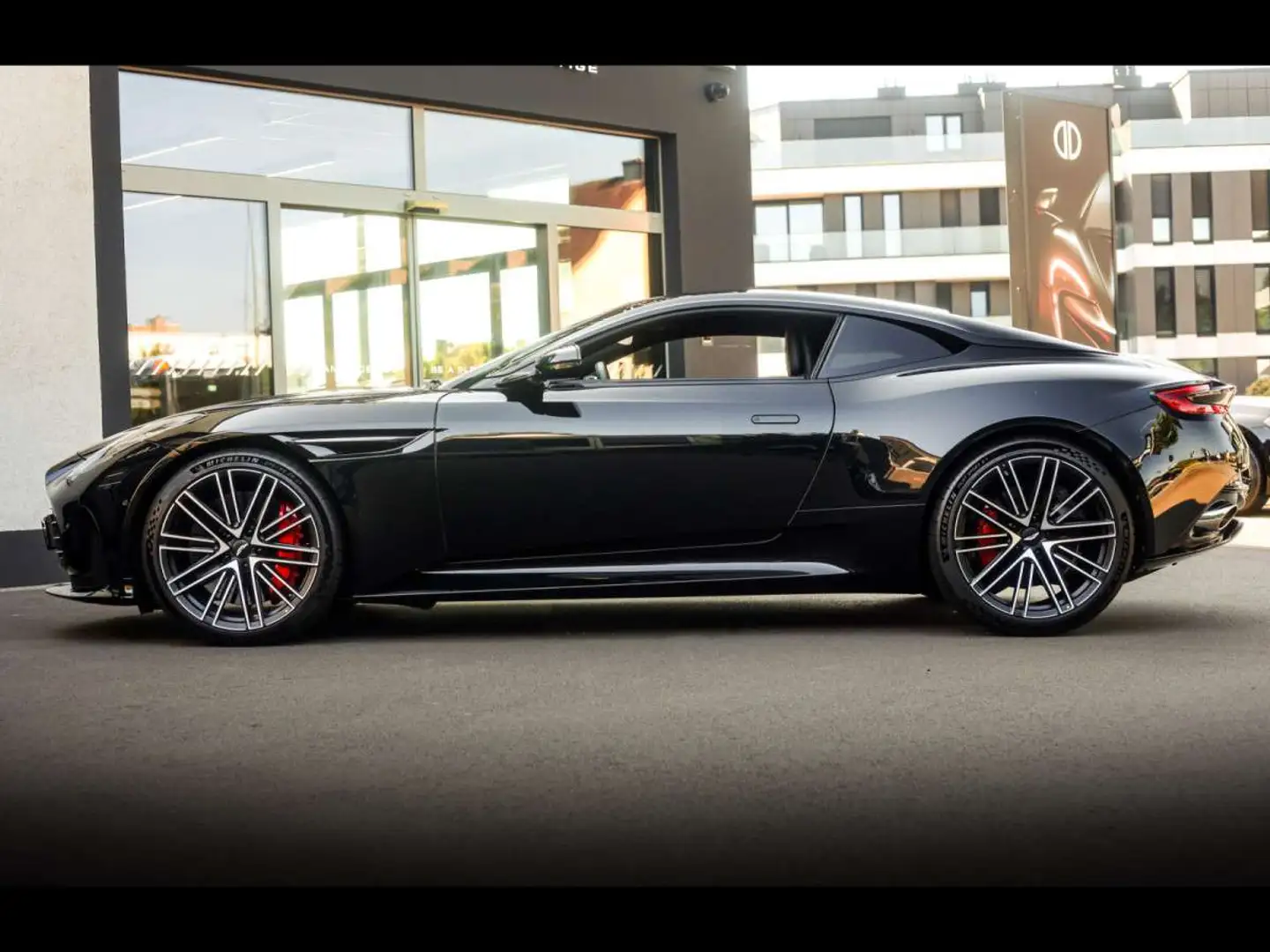 Aston Martin DB12 V8 COUPE Q SPECIALOBERON BLACK360KERAMIK Fekete - 2