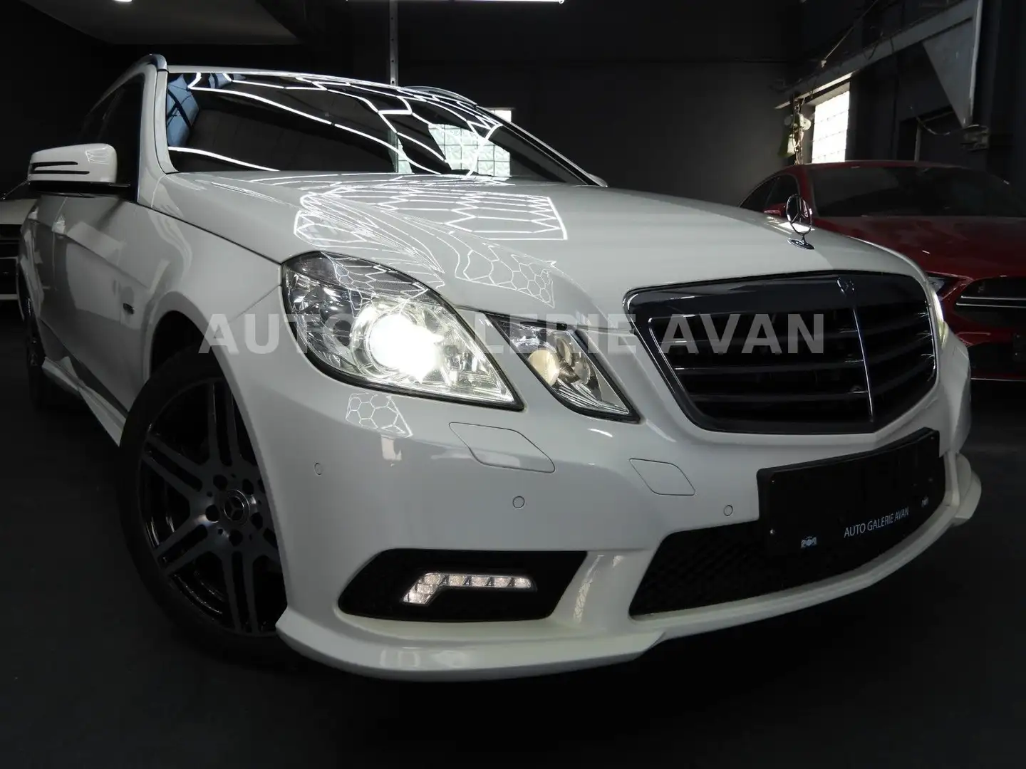 Mercedes-Benz E 350 CGI T AMG-LINE/H&K/MEMORY/AHK Weiß - 1