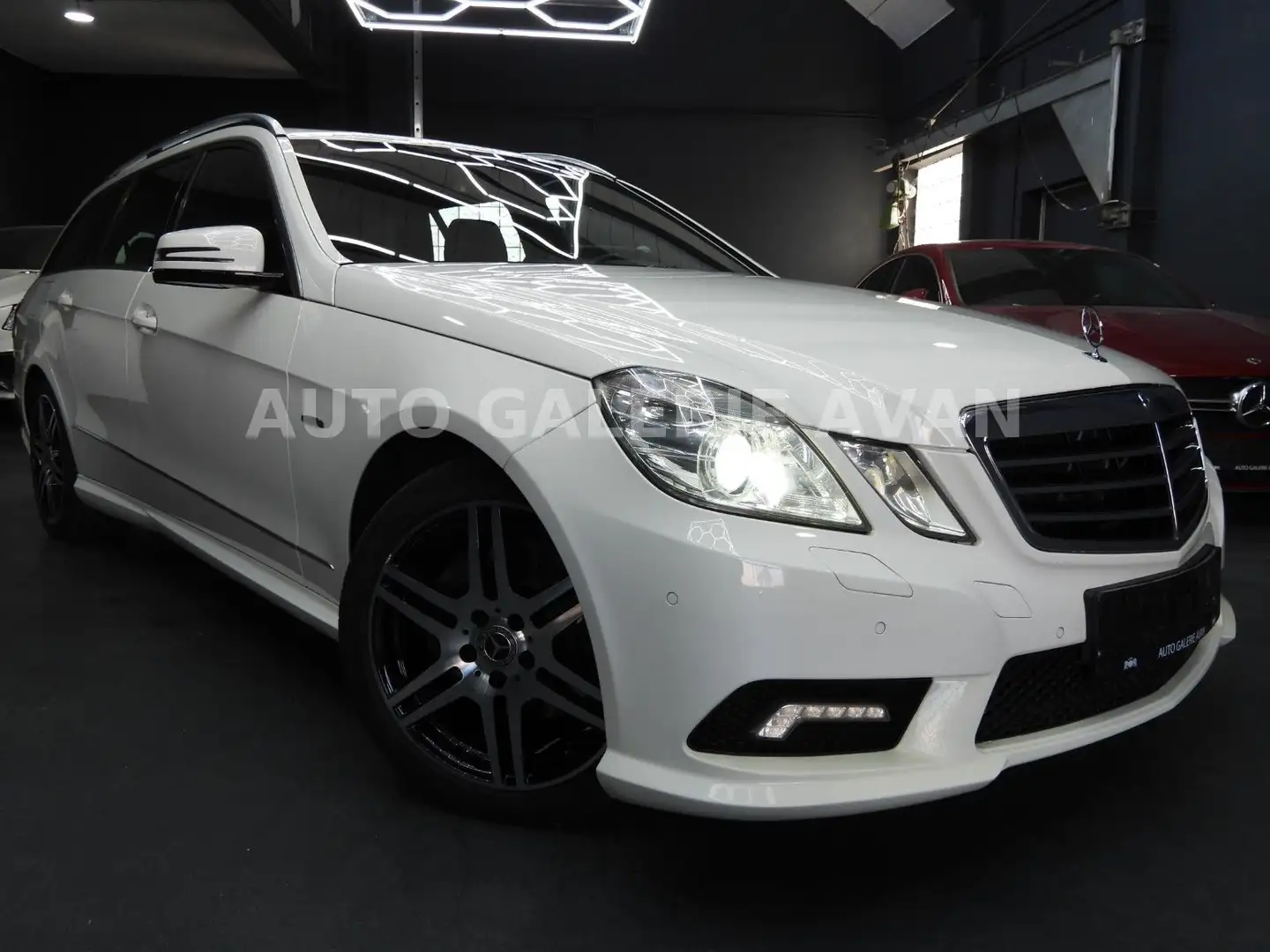 Mercedes-Benz E 350 CGI T AMG-LINE/H&K/MEMORY/AHK Weiß - 2