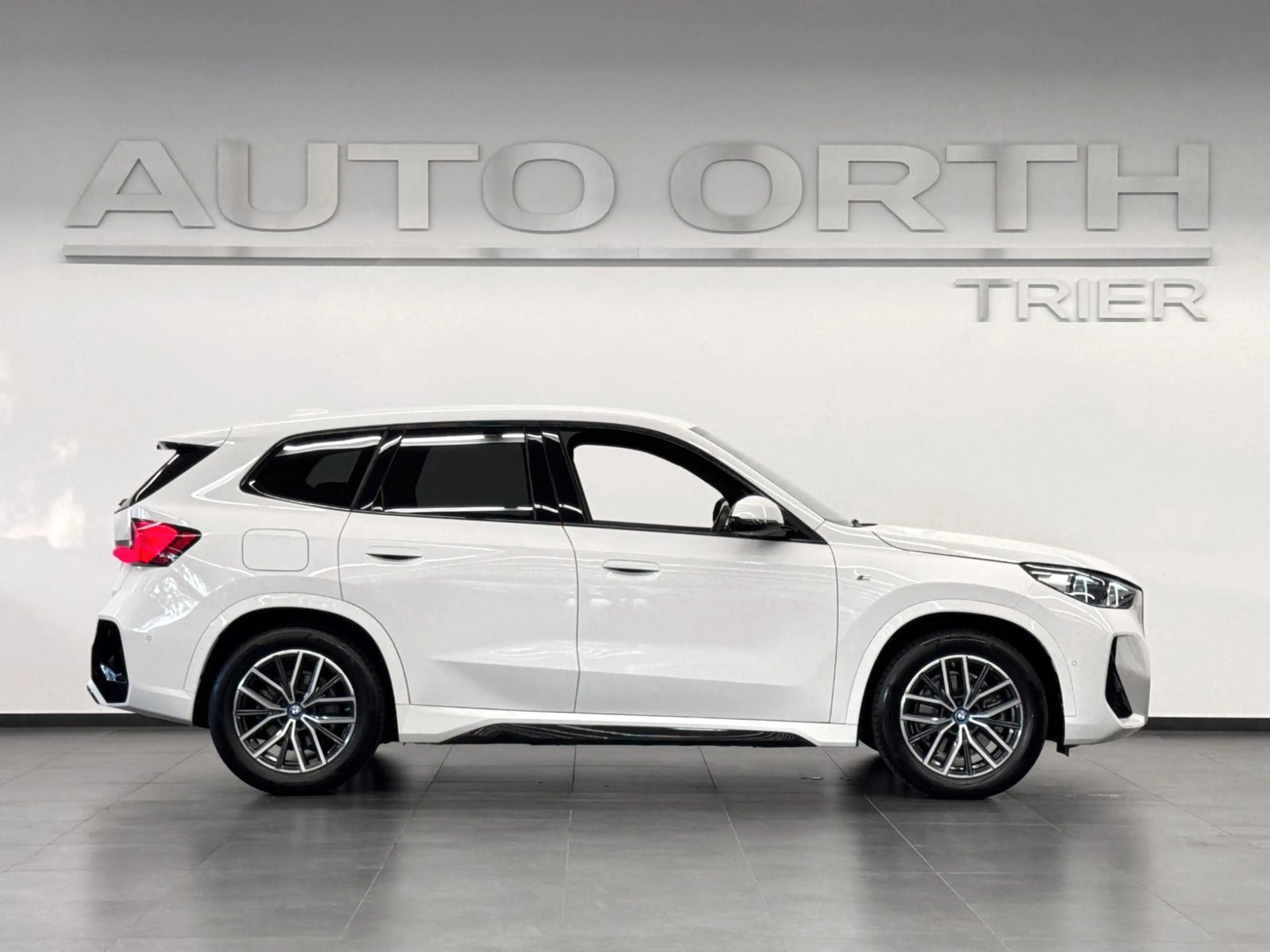 BMW iX1 xDrive30 M-SPORTPAKET ACC DA+ AD.LED AHK h/k — photo 7