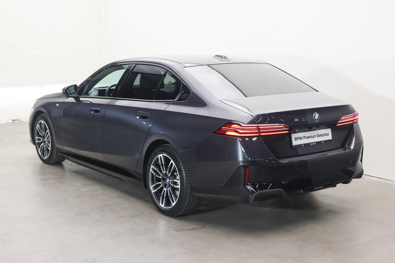 BMW 550 5 Serie 550e xDrive M Sport Automaat / Trekhaak / — photo 2