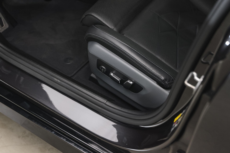 BMW 550 5 Serie 550e xDrive M Sport Automaat / Trekhaak / — photo 12