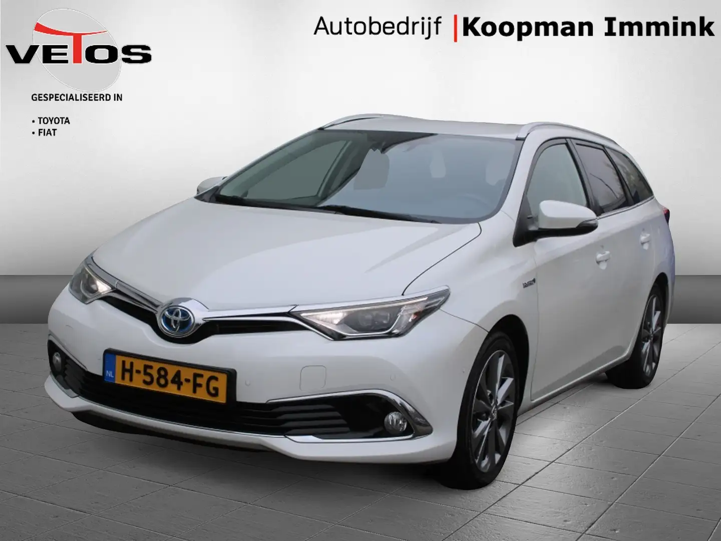 Toyota Auris Touring Sports 1.8 Hybride Executive Wit - 2