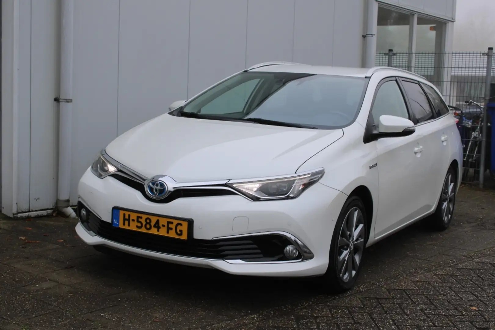 Toyota Auris Touring Sports 1.8 Hybride Executive Wit - 1