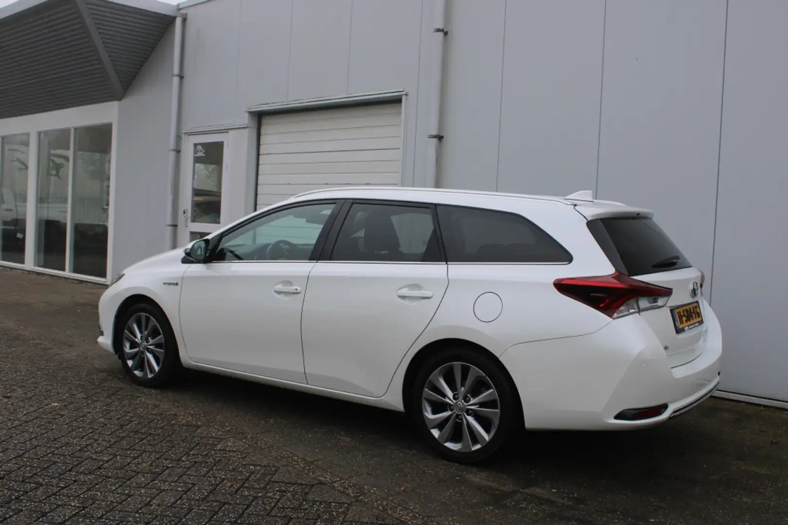 Toyota Auris Touring Sports 1.8 Hybride Executive Fehér - 2