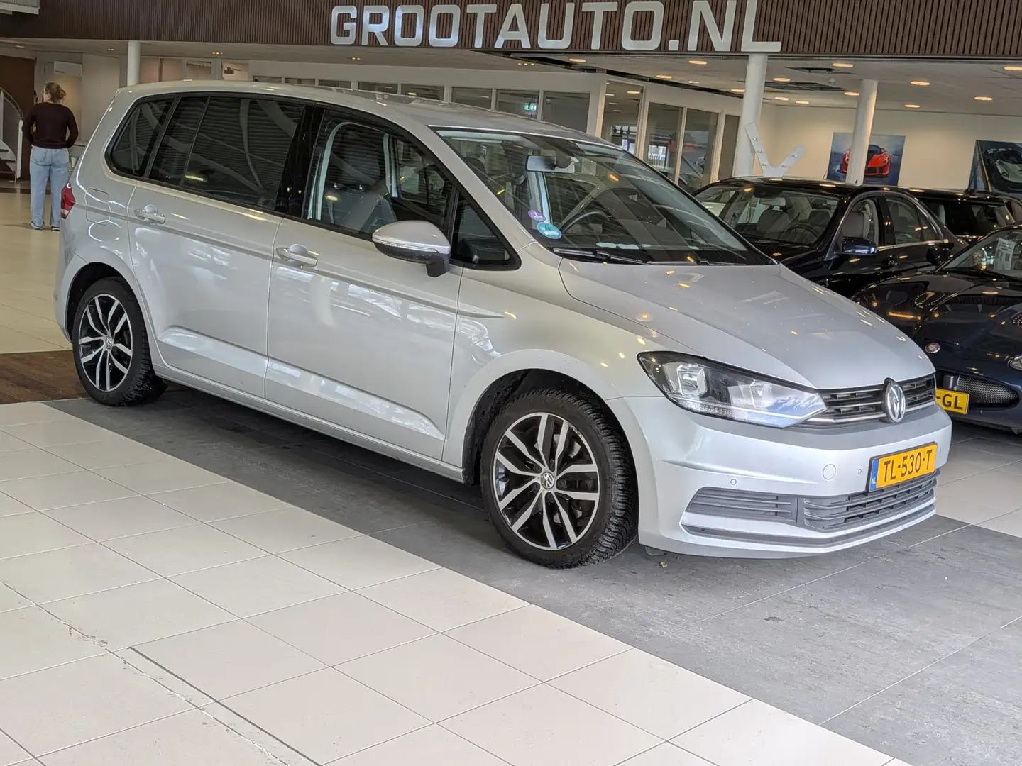 Volkswagen Touran 1.2 TSI Connected Series 7 Persoons Airco, Cruise Grau - 1