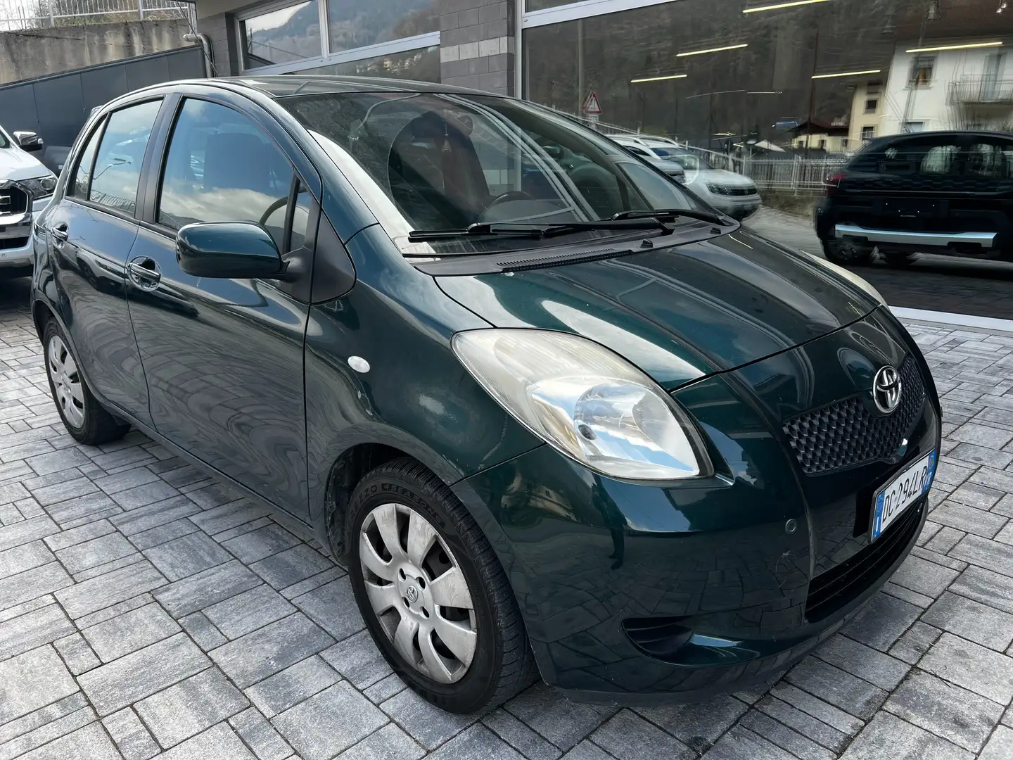 Toyota Yaris Yaris 5p 1.3 Sol m-mt Verde - 2