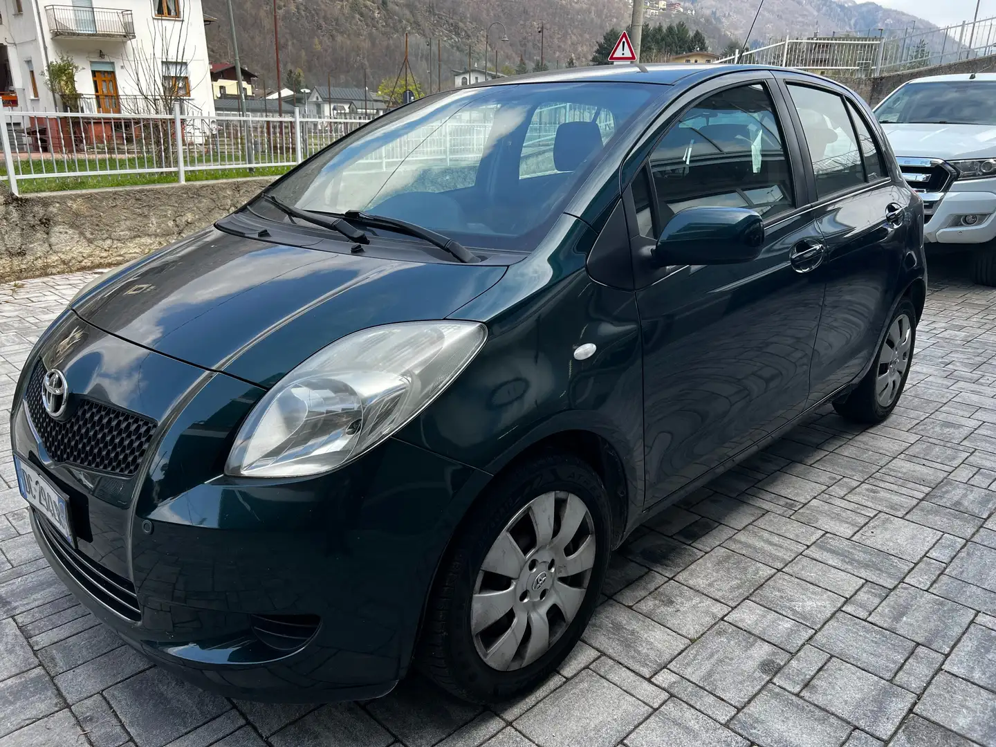 Toyota Yaris Yaris 5p 1.3 Sol m-mt Verde - 1