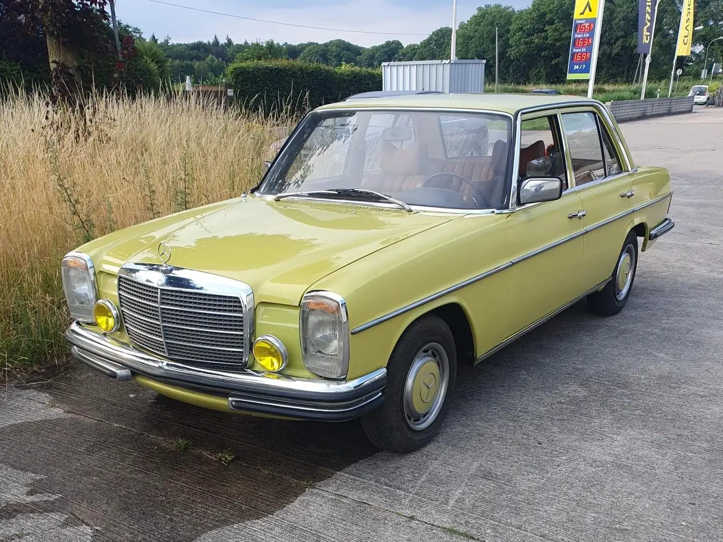 Mercedes-Benz 200 D - 1