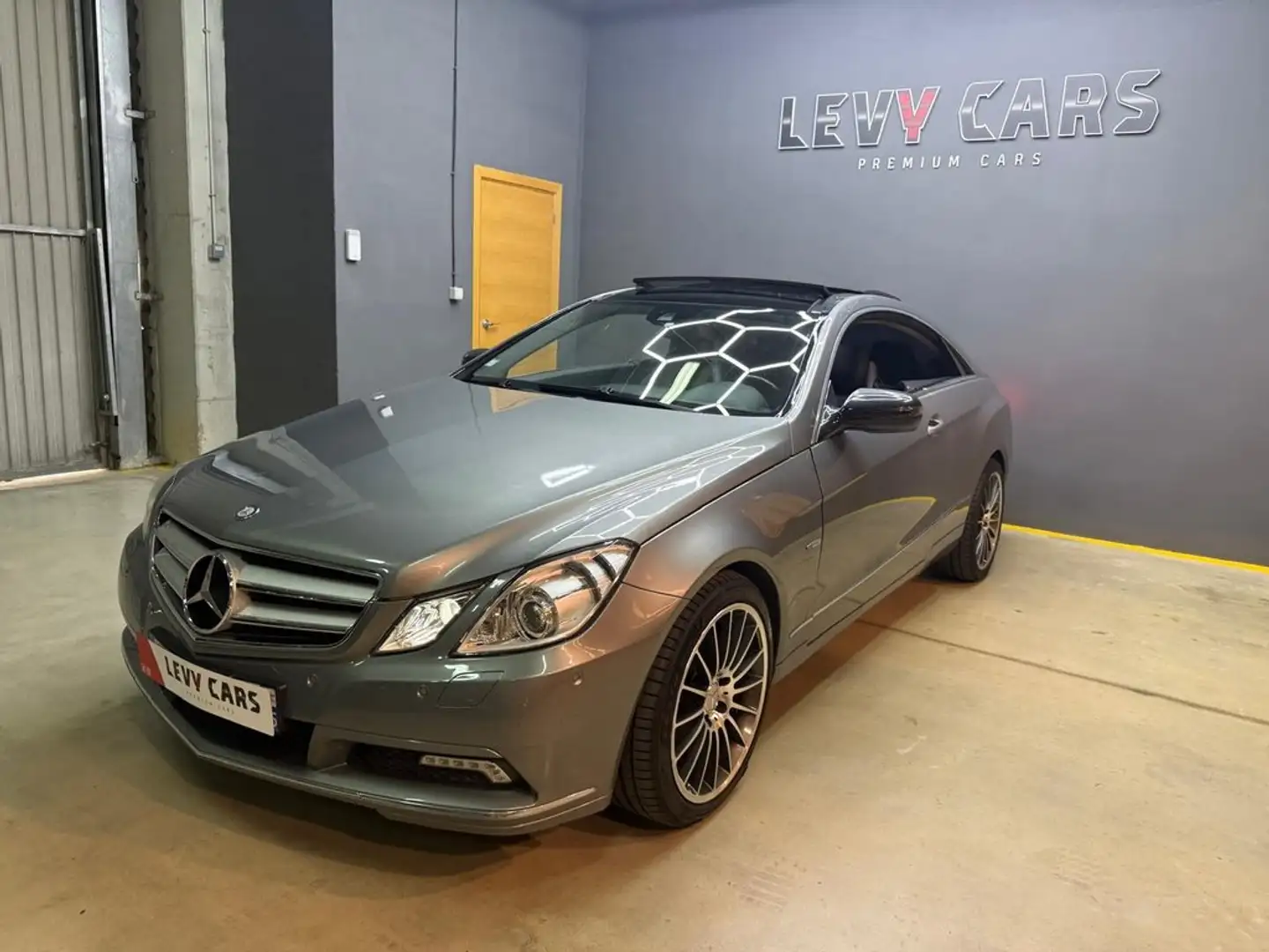 Mercedes-Benz E 350 Coupé CDI Blue Efficiency Avantg. Grau - 1